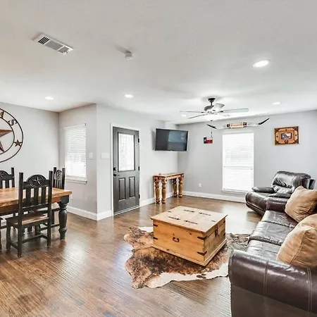Villa The Texas Experience Near The Stockyards!